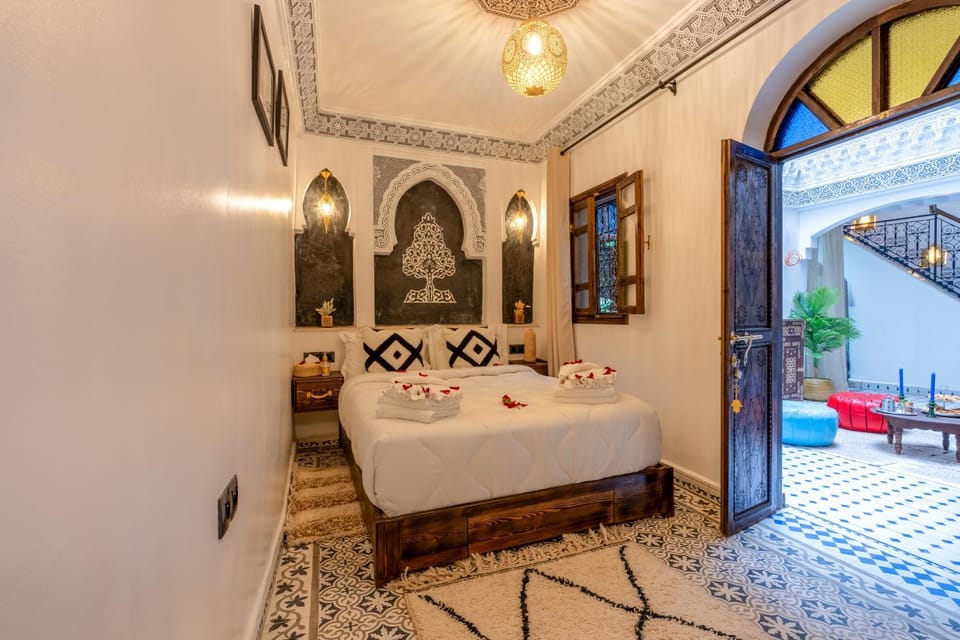 Bed, Photo of the whole room, Bedroom, towels