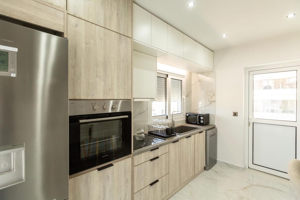 Kitchen or kitchenette, dishwasher, stove