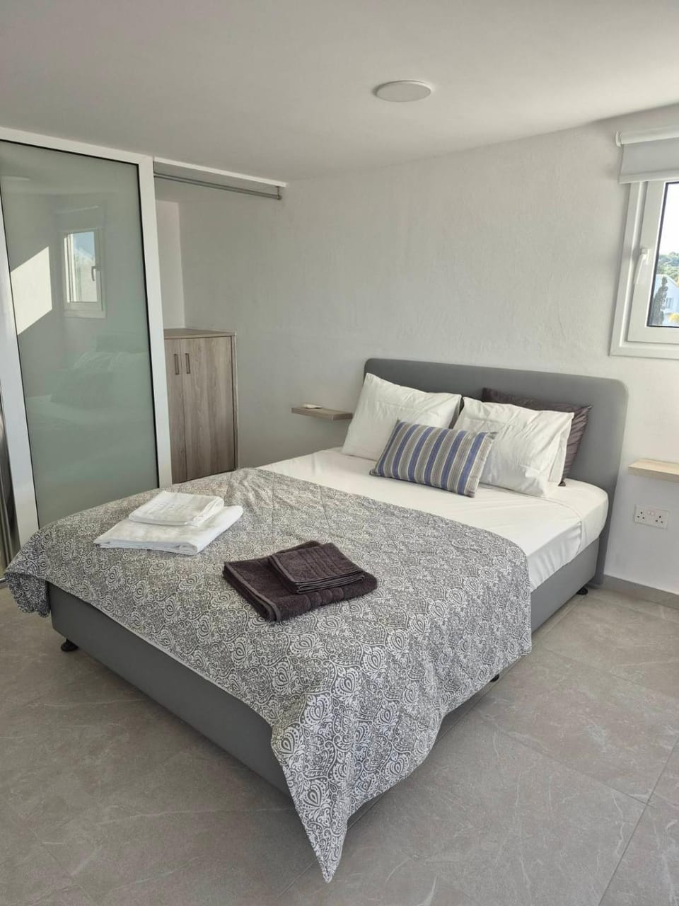 Bed, Bedroom, towels