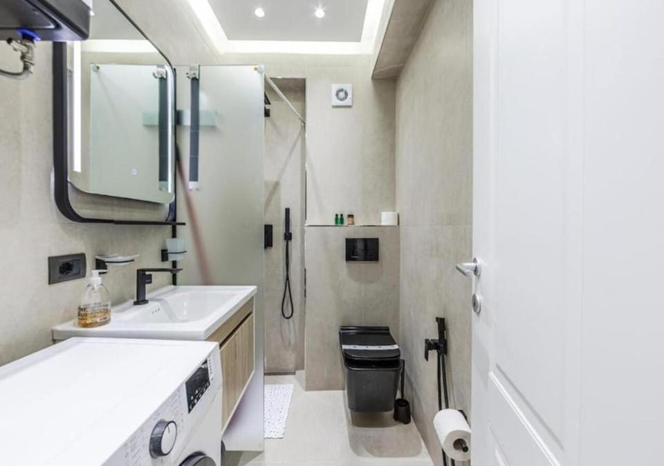 Shower, Toilet, Bathroom, Bath, bidet, towels