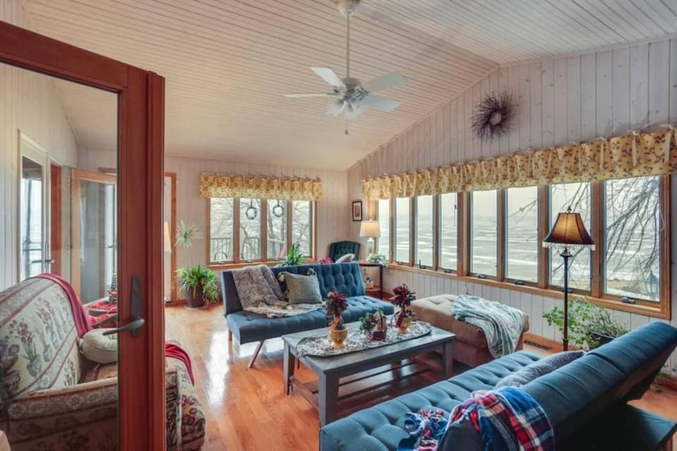 Massive 3 bedroom on the Lake House in Howard Lake