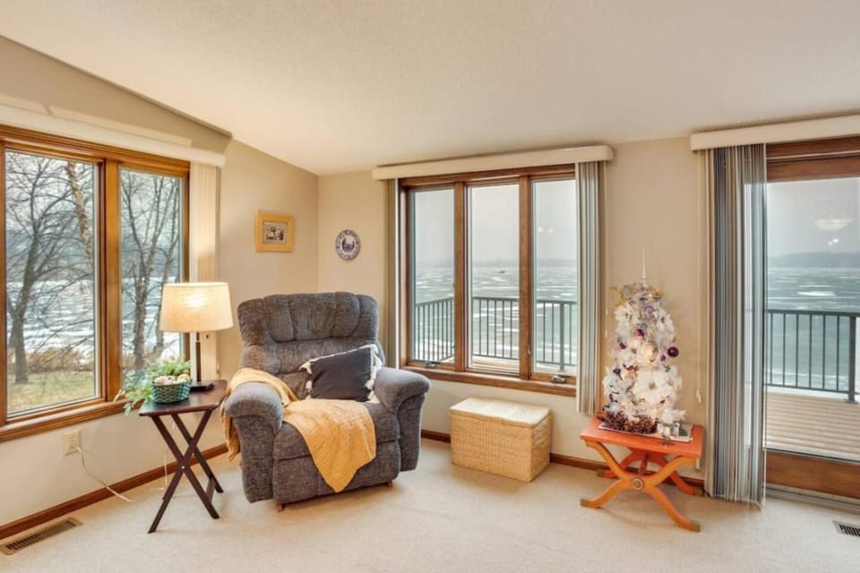 Large 2 bedroom on the water House in Howard Lake
