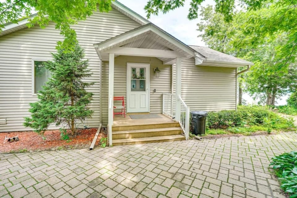 Large 2 bedroom on the water House in Howard Lake