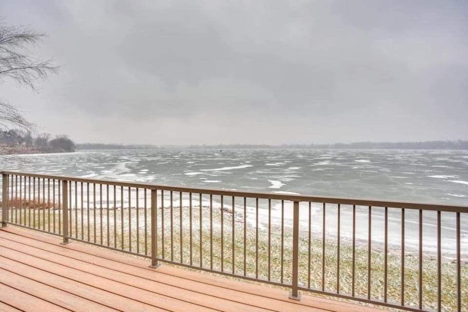 Large 2 bedroom on the water House in Howard Lake