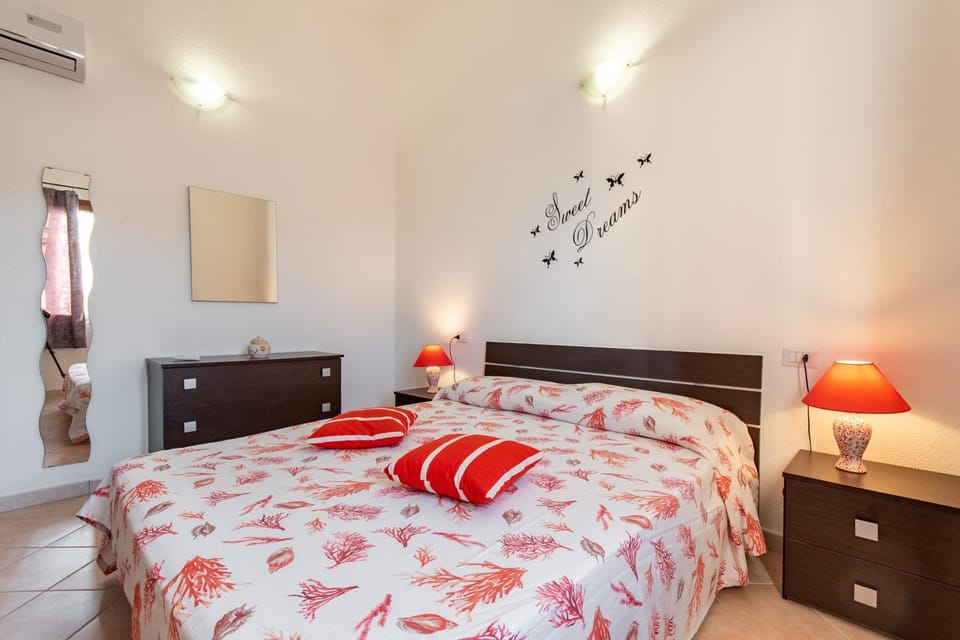 Bed, Photo of the whole room, Bedroom, air conditioner