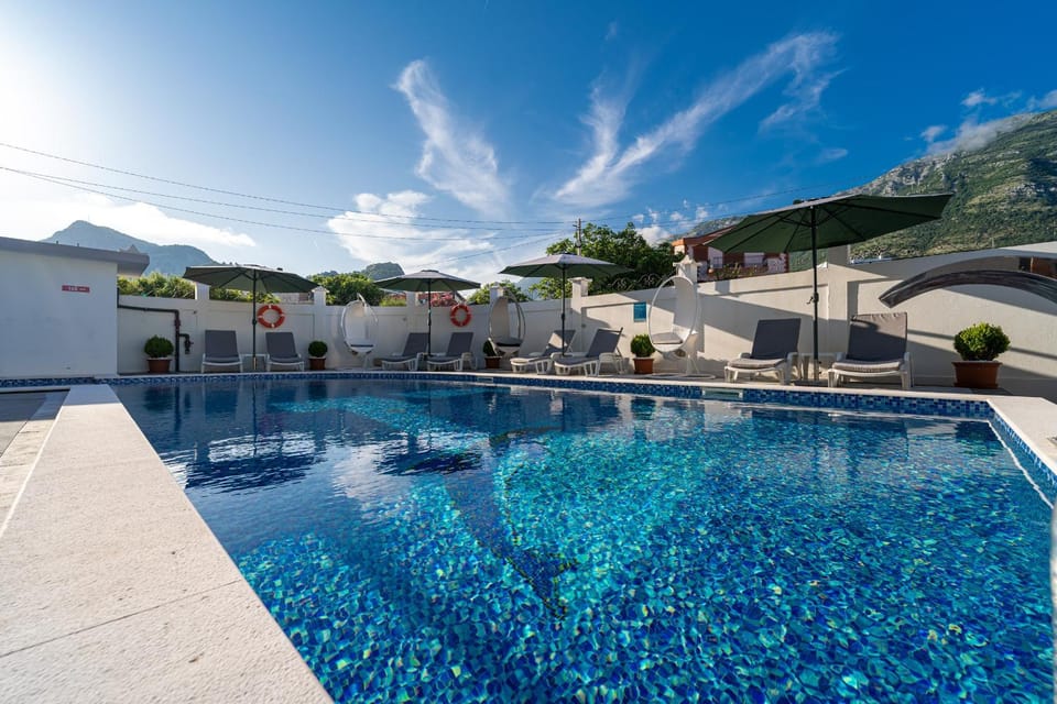 Pool view, Swimming pool, sunbed