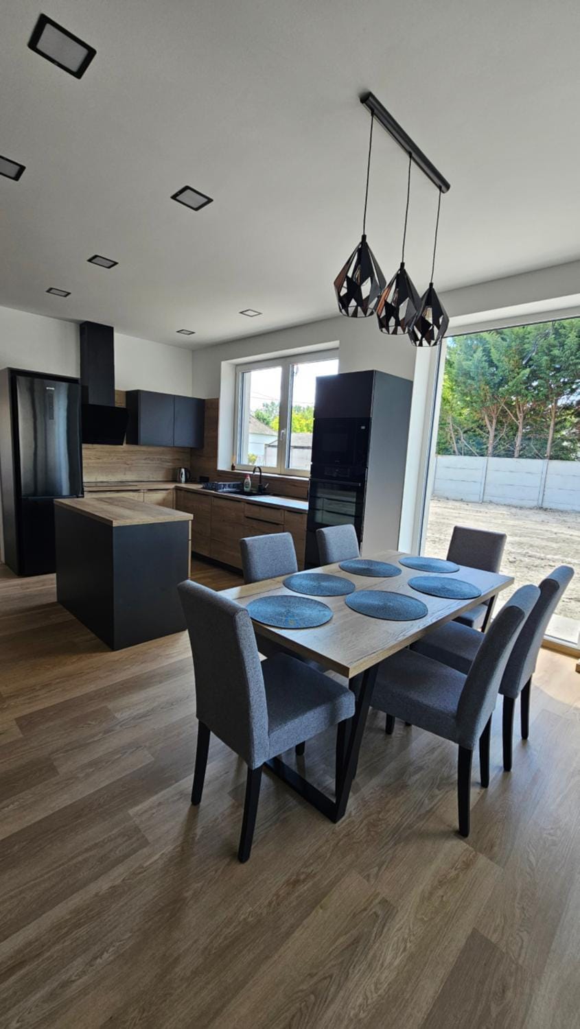 Kitchen or kitchenette, Dining area
