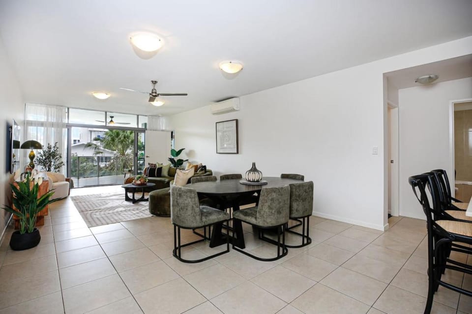 Living room, Seating area, Dining area, internet, air conditioner