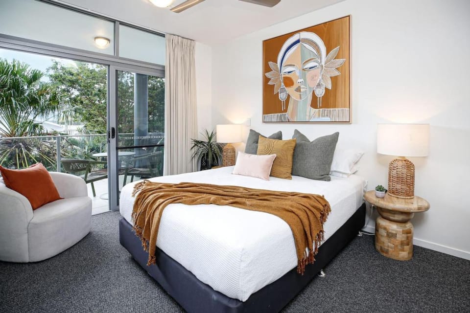 Bed, Balcony/Terrace, Seating area, Bedroom, Pool view, internet, wardrobe, air conditioner