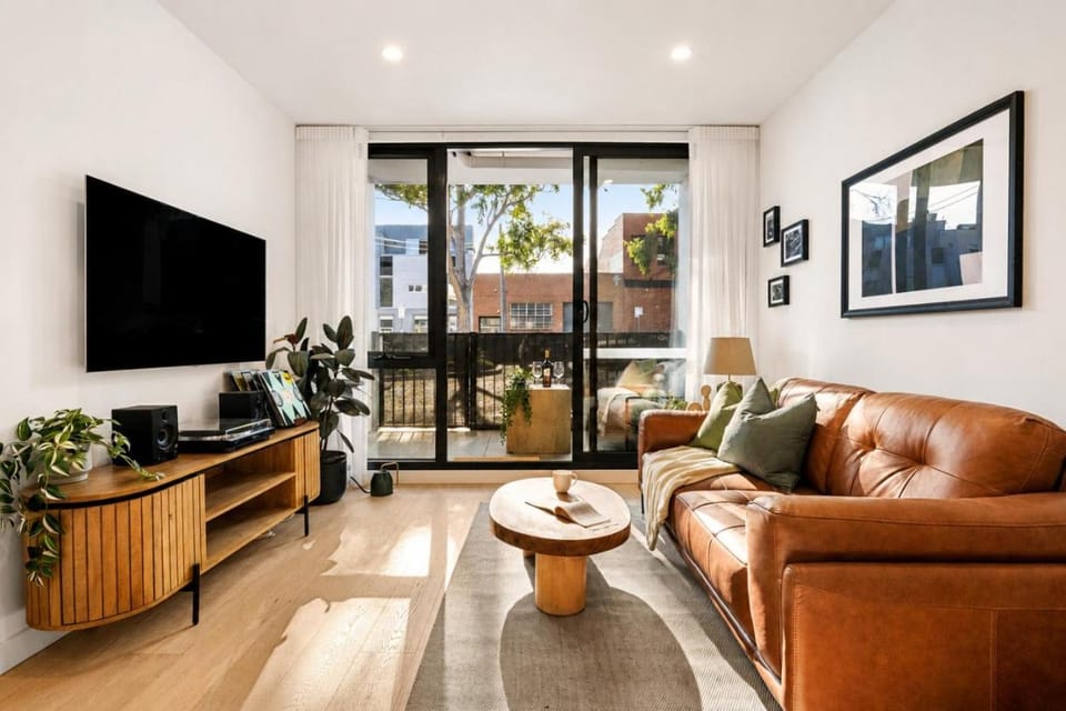 TV and multimedia, Living room, Seating area, Evening entertainment