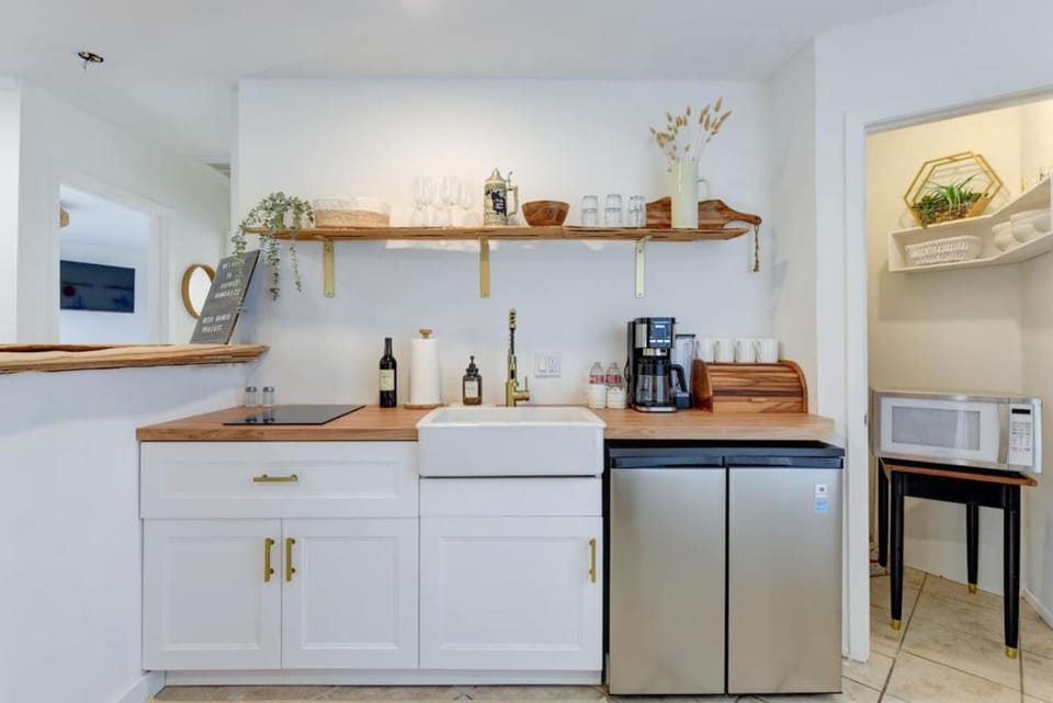 Downtown - Shiner Bungalow at Beer Ranch Project House in Wimberley