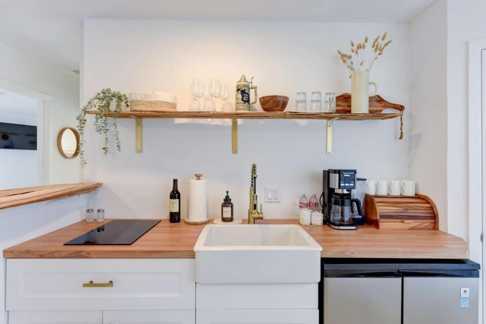 Downtown - Shiner Bungalow at Beer Ranch Project House in Wimberley