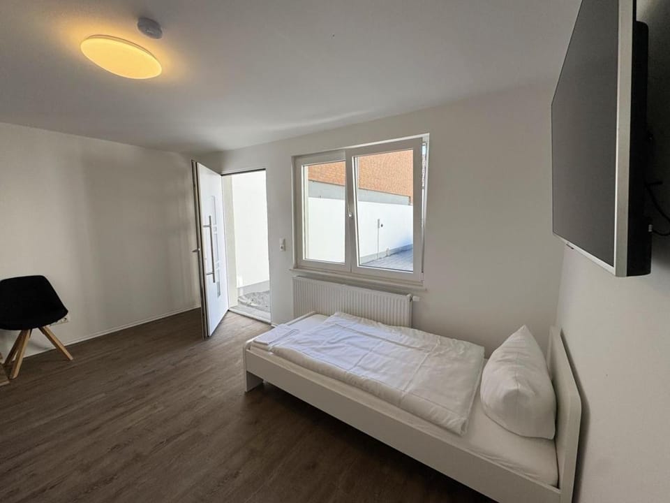 Bed, TV and multimedia, Photo of the whole room, Seating area, Bedroom