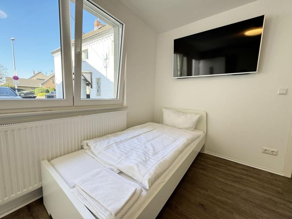 Bed, TV and multimedia, Photo of the whole room, Bedroom