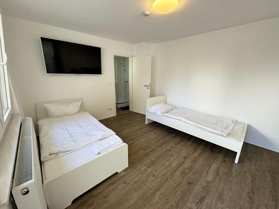 Bed, TV and multimedia, Photo of the whole room, Evening entertainment, Bedroom