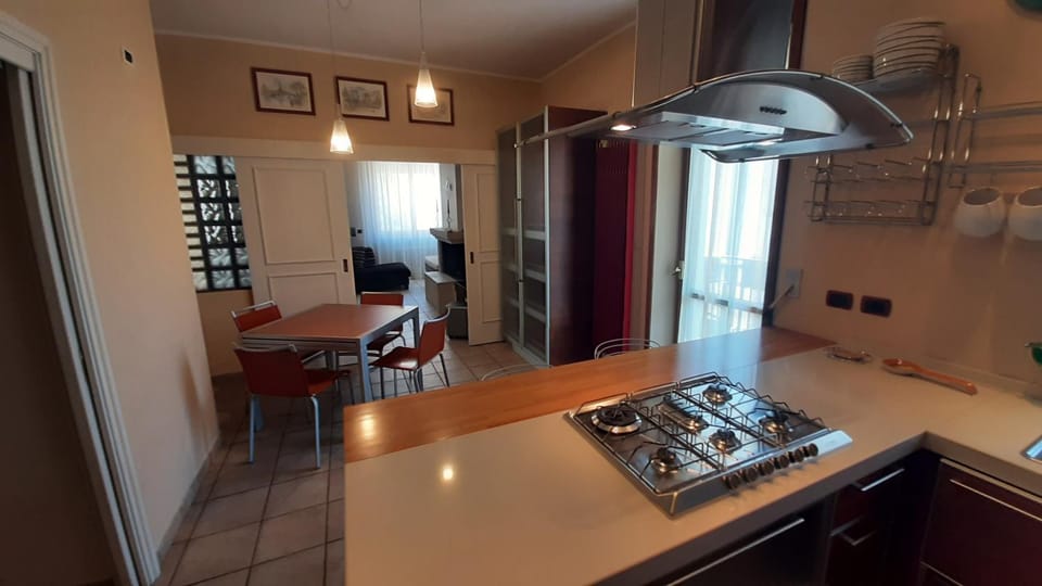 Kitchen or kitchenette, Dining area, stove