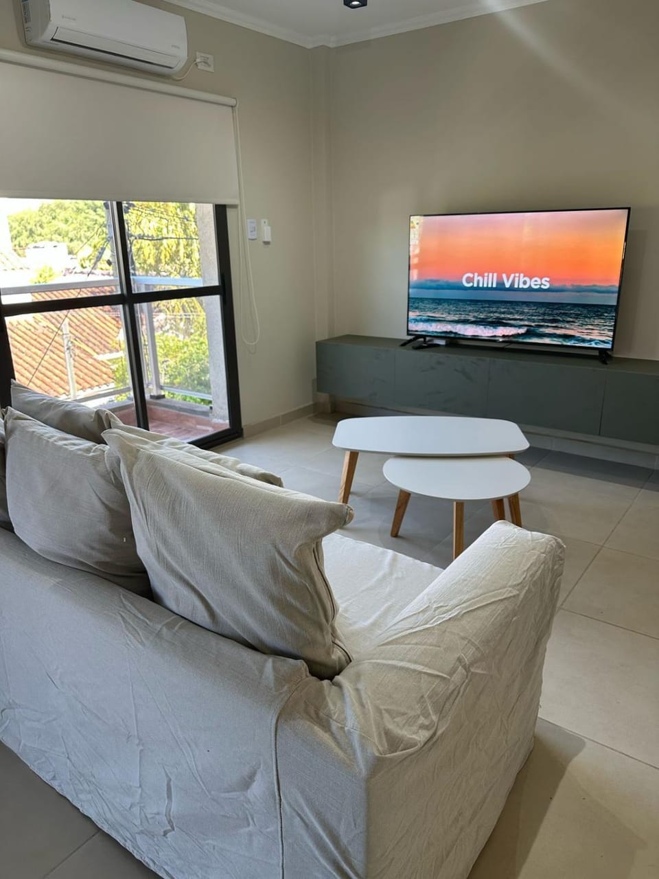 Communal lounge/ TV room, TV and multimedia, Living room, Seating area, Evening entertainment, air conditioner