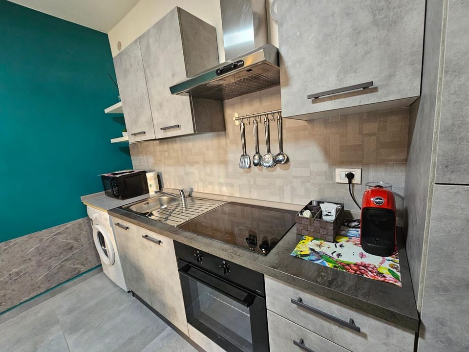 Coffee/tea facilities, Kitchen or kitchenette, oven, stove