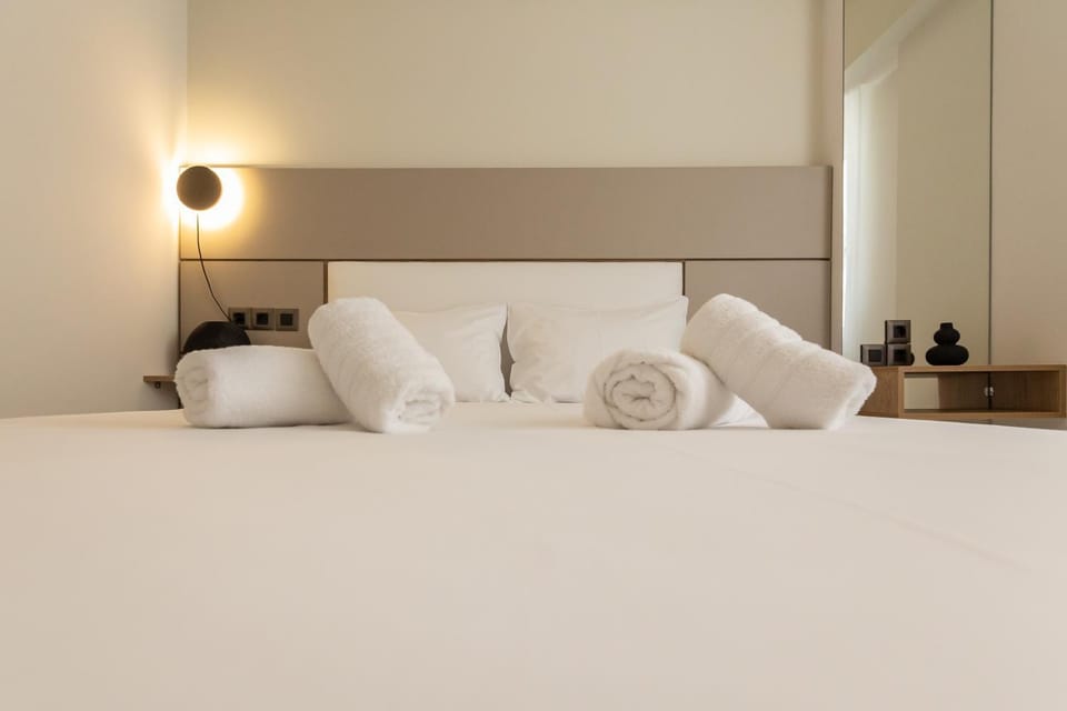 Bed, Photo of the whole room, Bedroom, towels