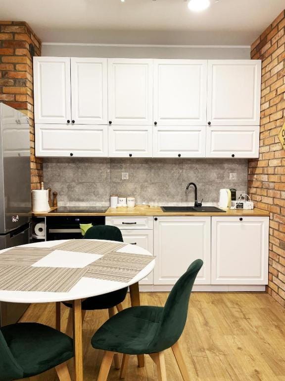 Coffee/tea facilities, Kitchen or kitchenette, Dining area, dishwasher, oven, stove