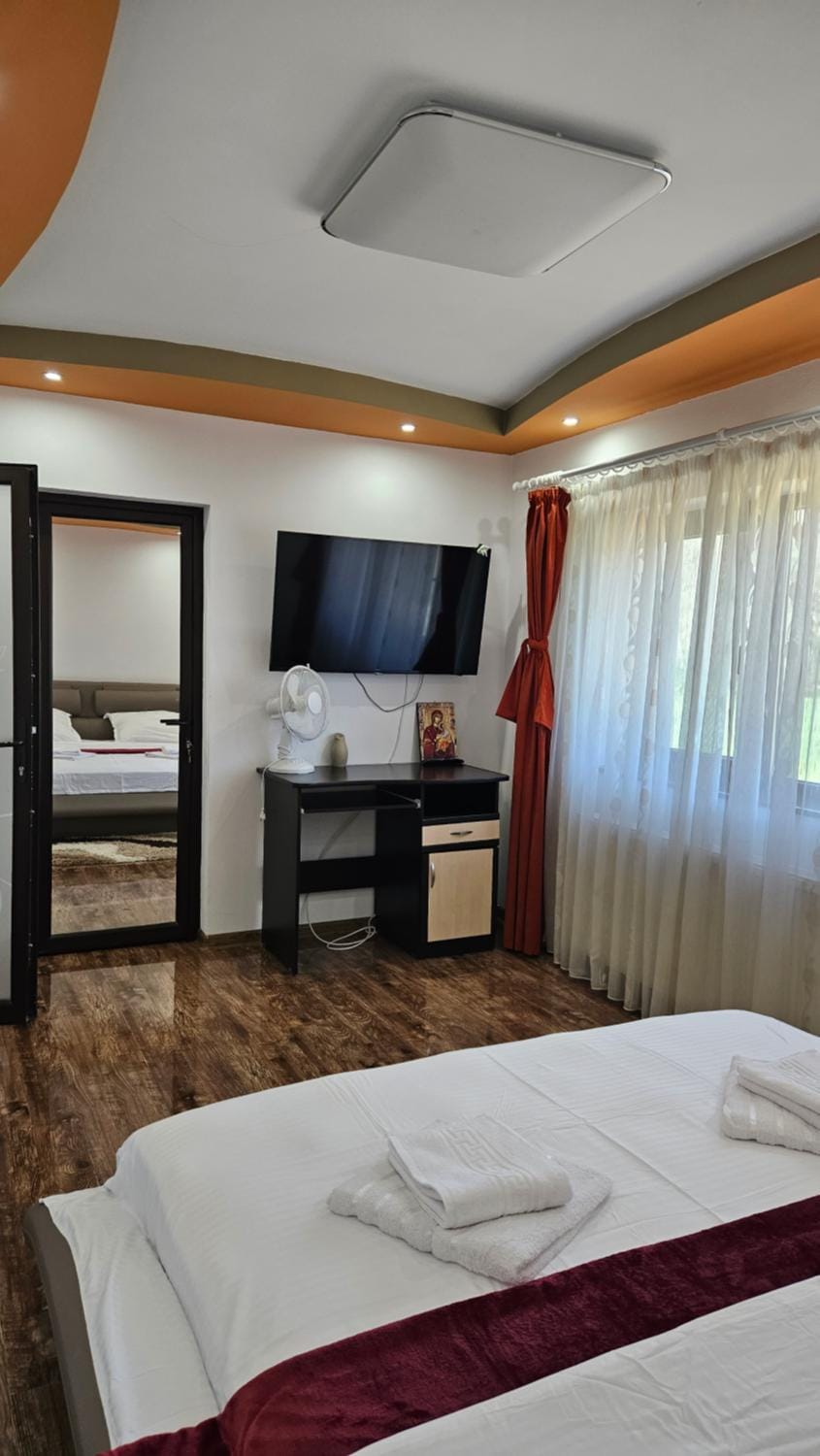 Bed, TV and multimedia, Photo of the whole room, Bedroom