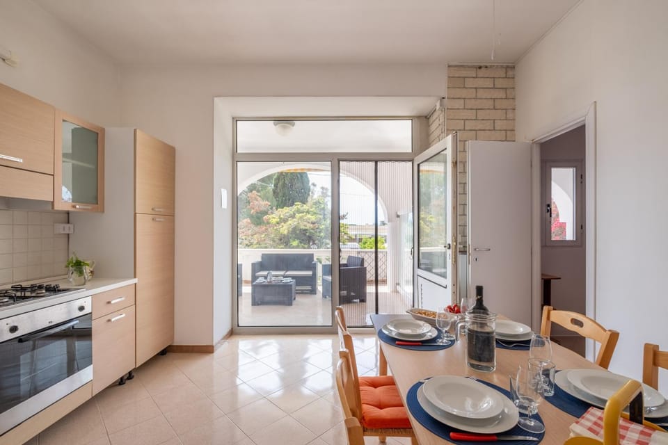 Living room, Dining area, oven