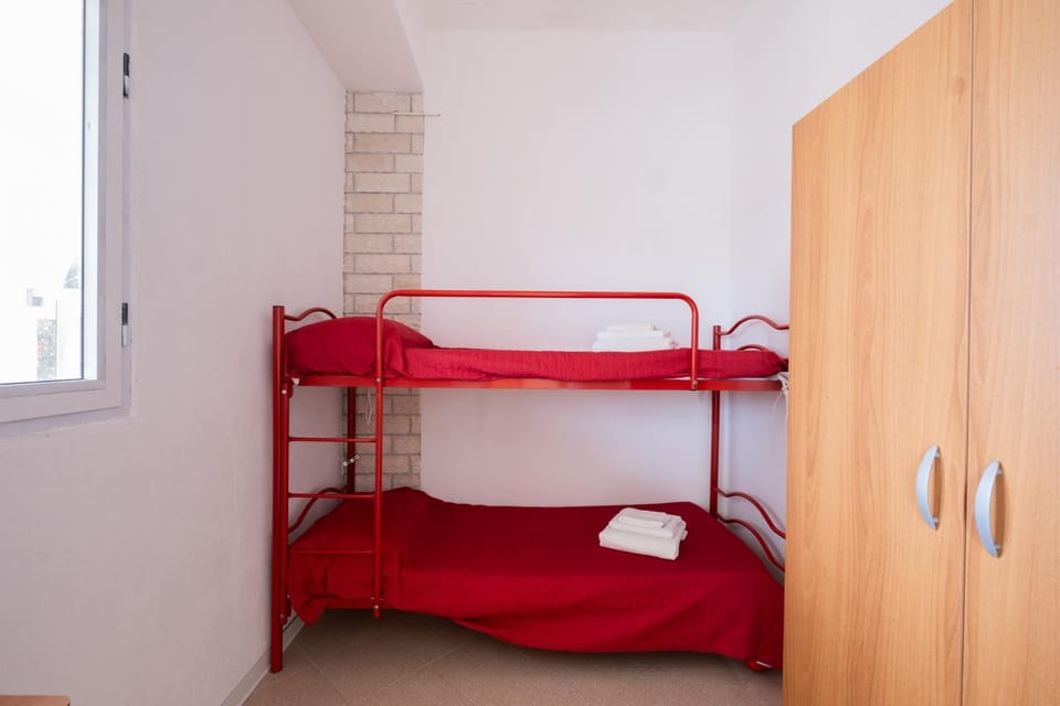 Bedroom, bunk bed
