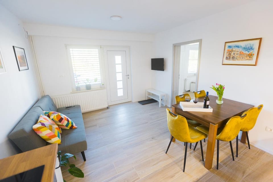 TV and multimedia, Living room, Seating area, Dining area