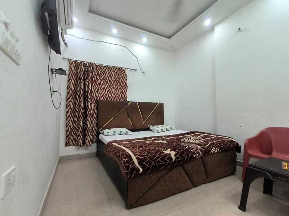 Bed, TV and multimedia, Photo of the whole room, Seating area, Bedroom, air conditioner