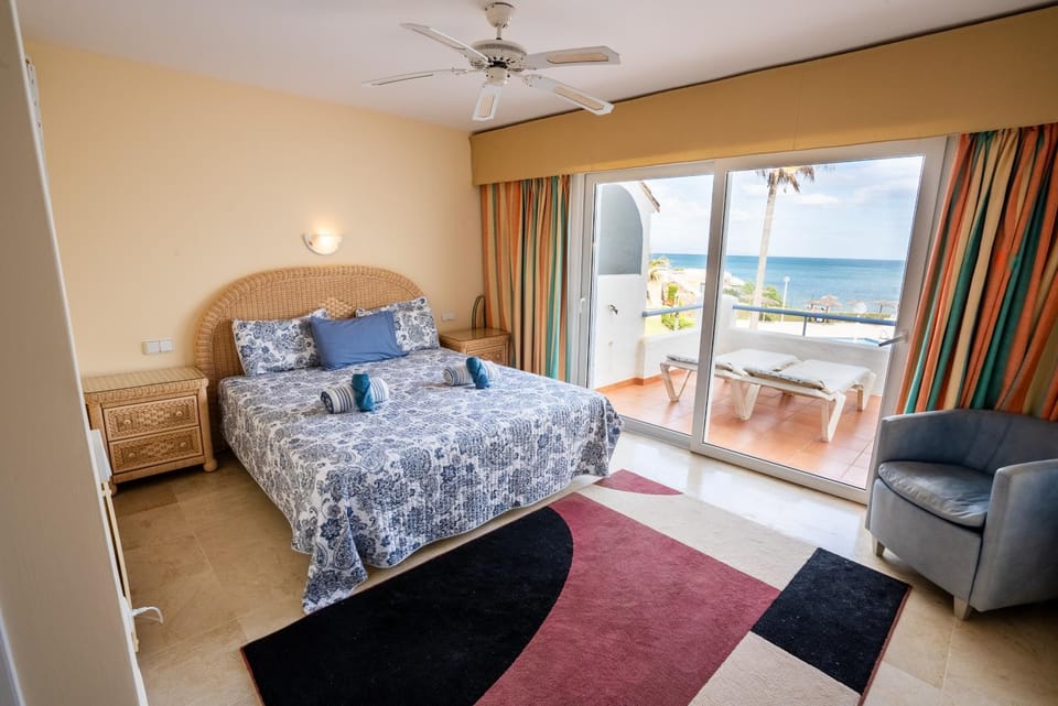 Bed, View (from property/room), Balcony/Terrace, Photo of the whole room, Bedroom, Sea view
