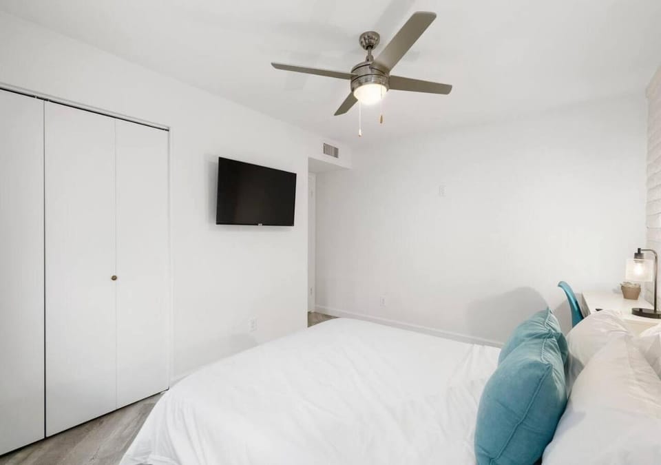 Bed, TV and multimedia, Bedroom, wardrobe