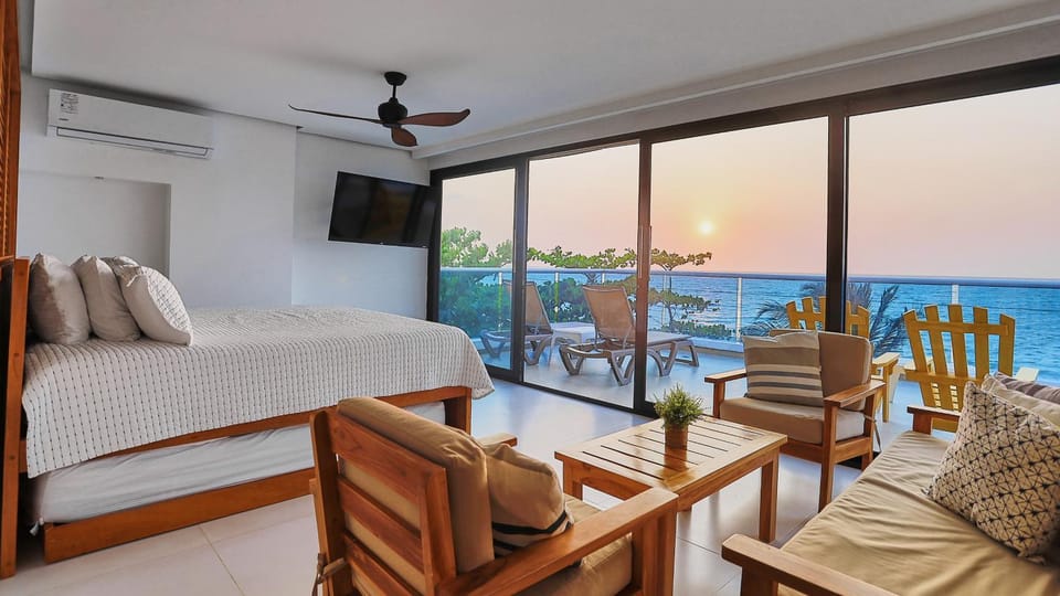 Photo of the whole room, Sea view