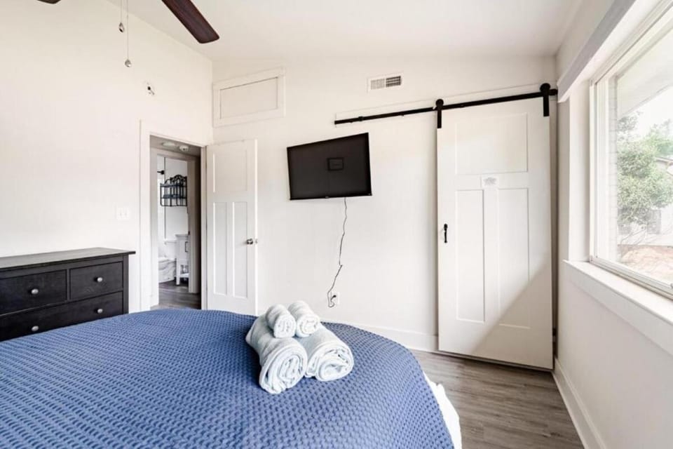Bed, TV and multimedia, Bedroom, towels