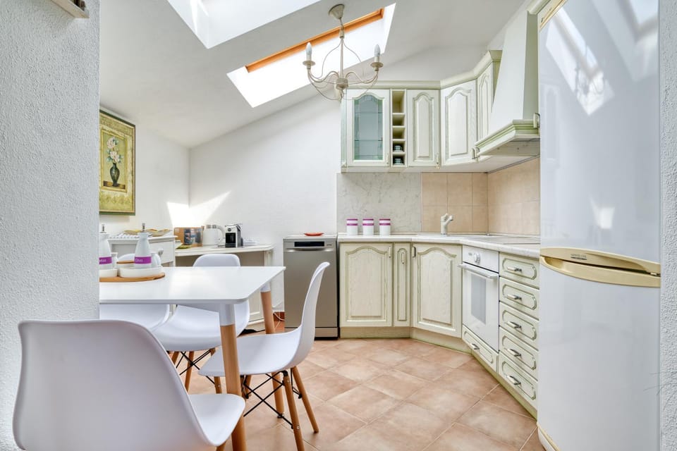 Kitchen or kitchenette, Dining area, dishwasher