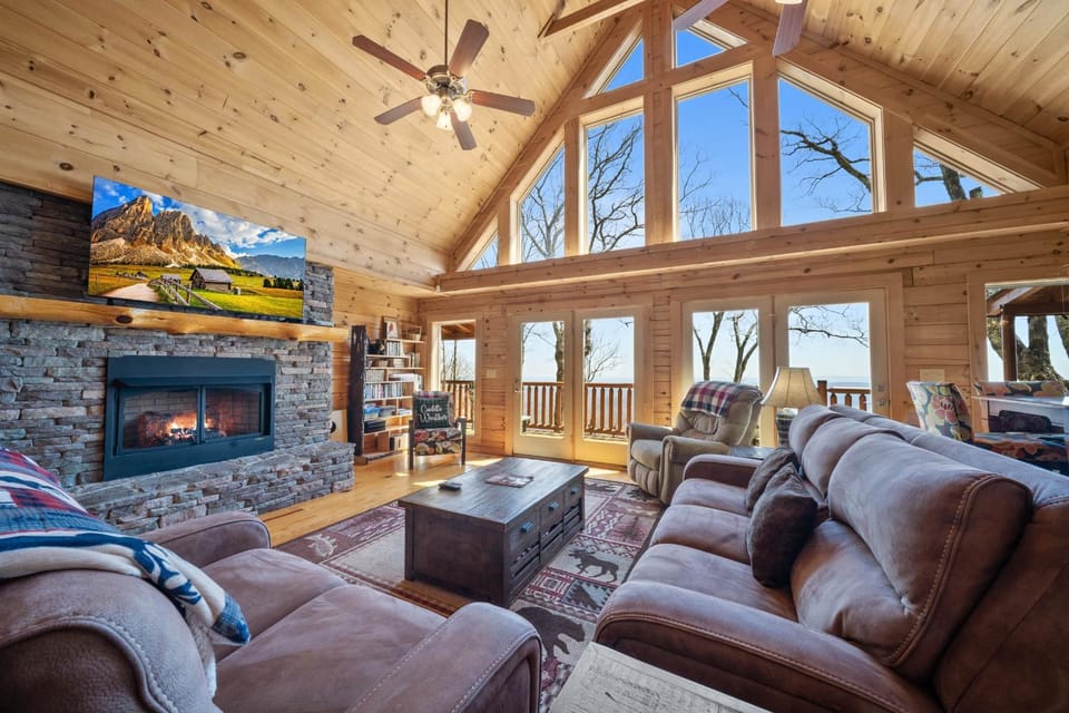 Cardinals View Lodge House in Caldwell