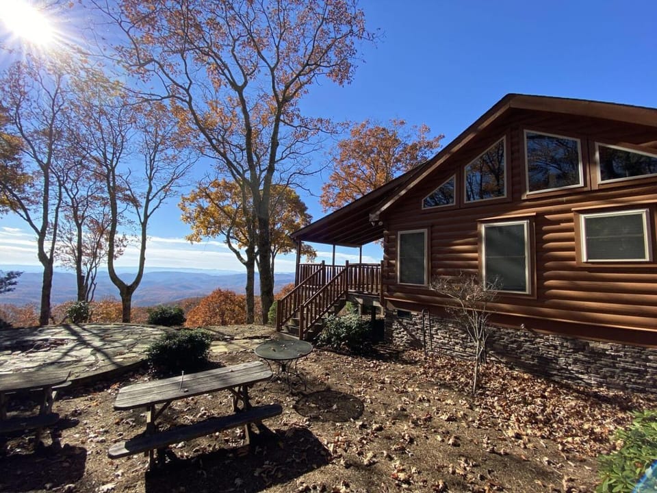 Cardinals View Lodge House in Caldwell