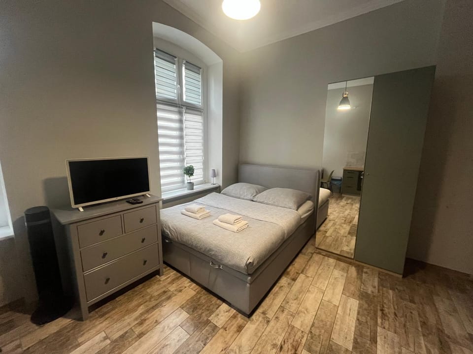 Bed, TV and multimedia, Photo of the whole room, Bedroom, towels, wardrobe
