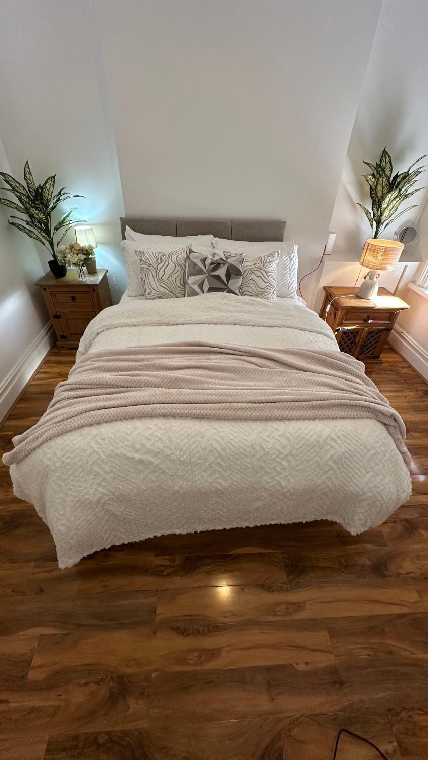 Spacious Double Bedrooms for Family, Friends and Work-Bournemouth Stay House in Bournemouth