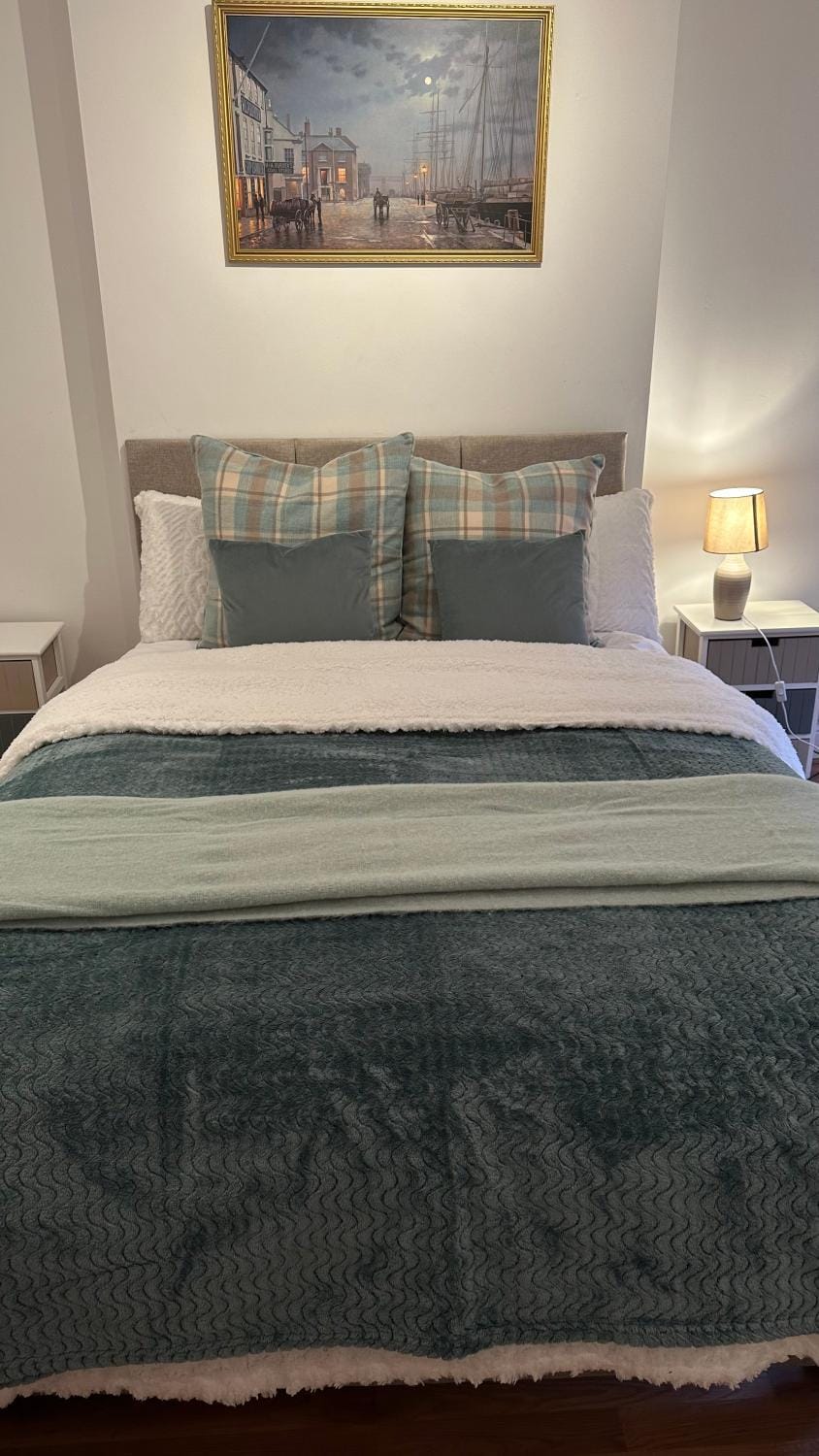 Spacious Double Bedrooms for Family, Friends and Work-Bournemouth Stay House in Bournemouth