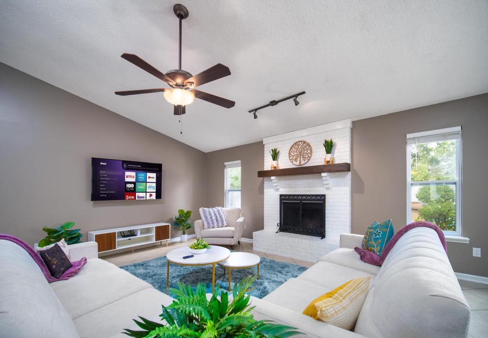 Communal lounge/ TV room, TV and multimedia, Living room, Seating area, fireplace