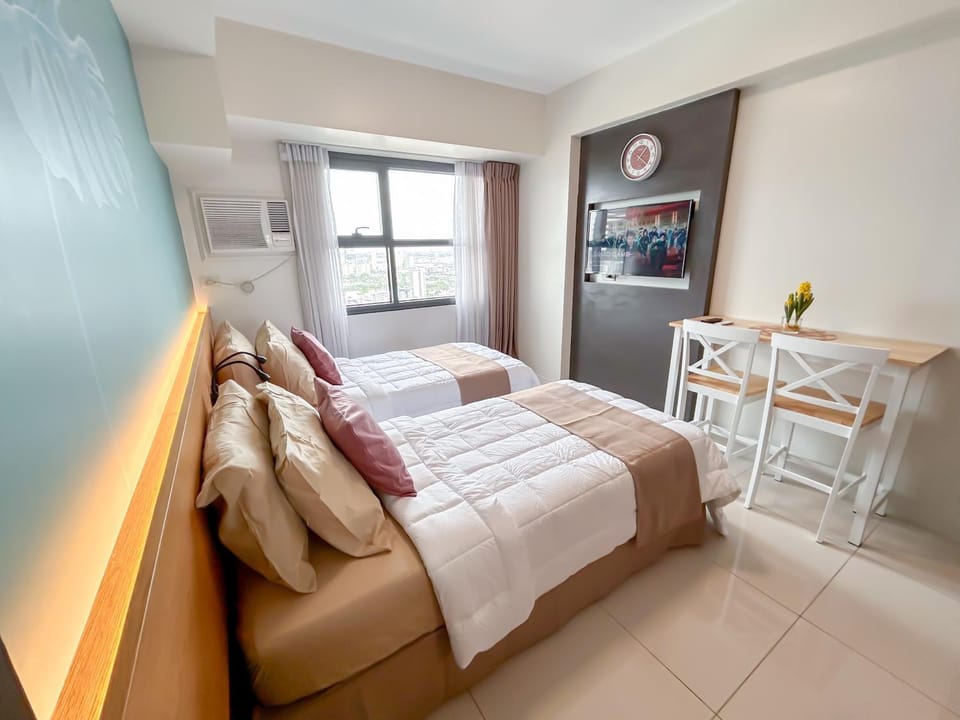 Bed, TV and multimedia, Bedroom