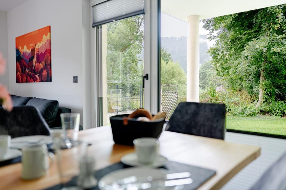 Day, Natural landscape, Garden, Living room, Seating area, Dining area, Garden view