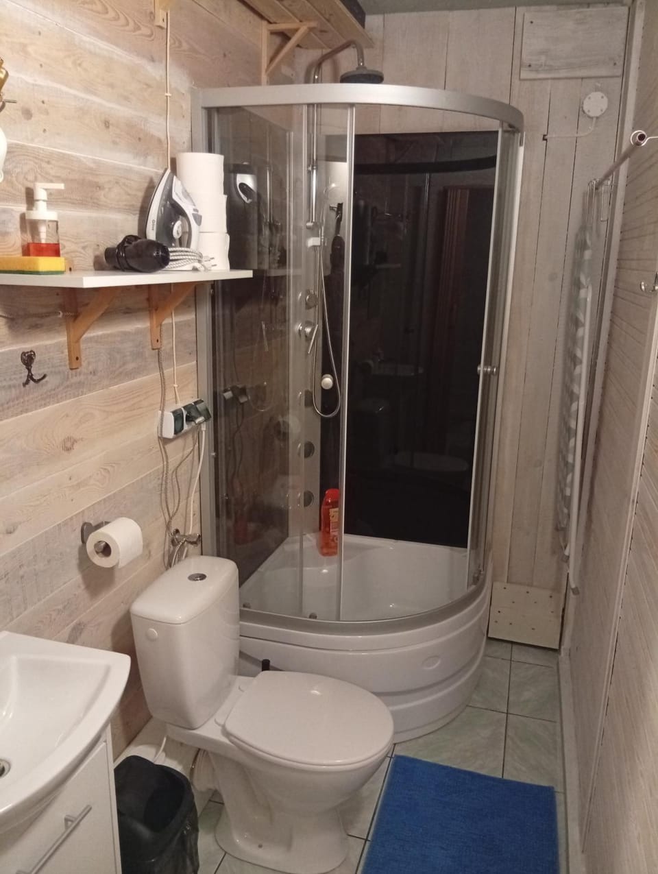 Shower, Toilet, Bathroom, towels