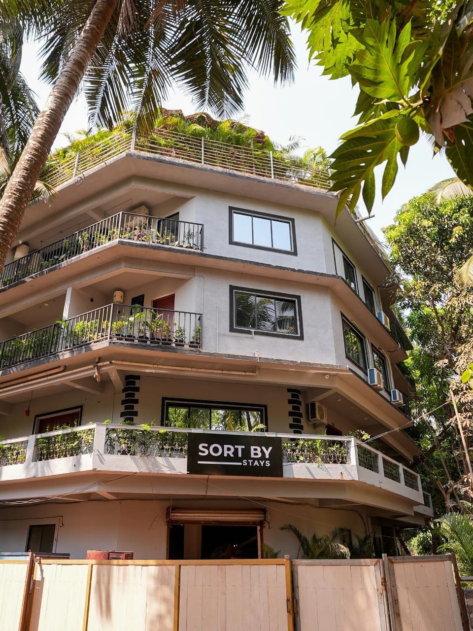Property building, Facade/entrance, Spring, Day, Garden, View (from property/room), Balcony/Terrace, Garden view