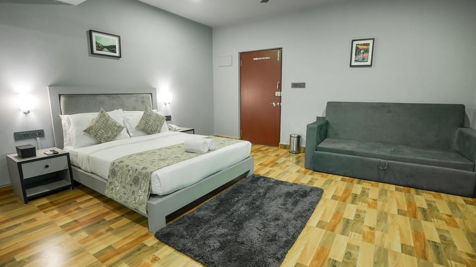 Bed, Living room, Photo of the whole room, Seating area, Bedroom