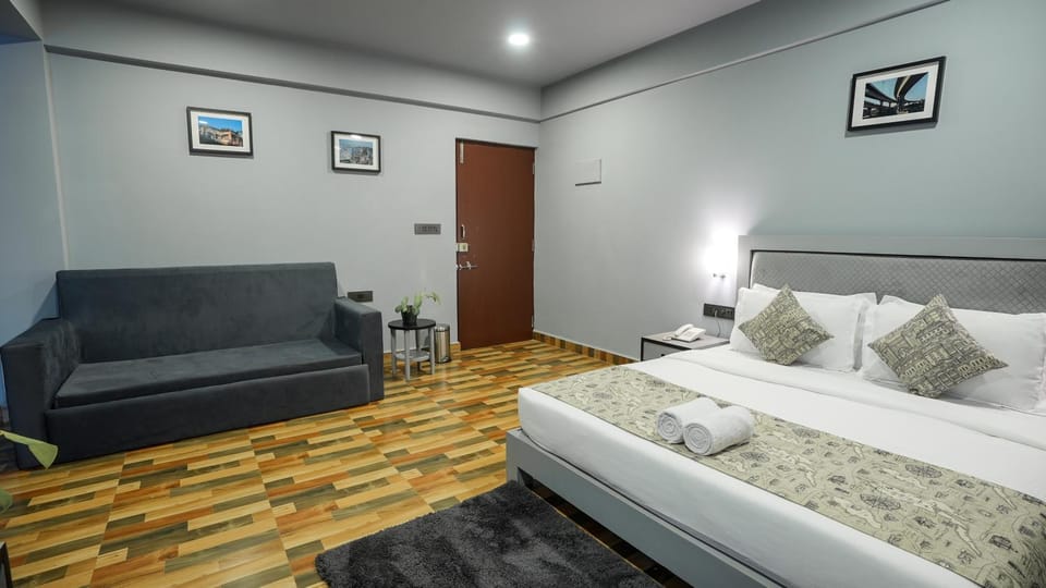 Bed, TV and multimedia, Living room, Photo of the whole room, Seating area, Bedroom