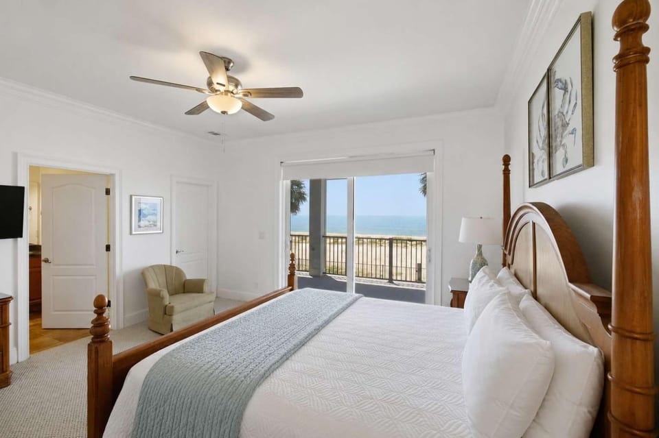 Private Pool Beach Front Sleeps 18 Family home House in Saint George Island