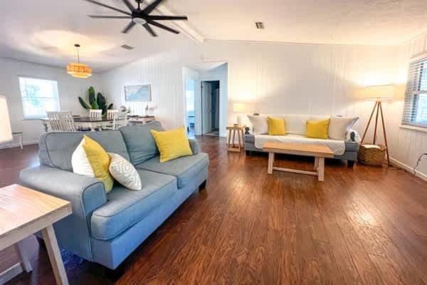Golf Cart Private pool Bay and Beach Access Pet Friendly House in Saint George Island