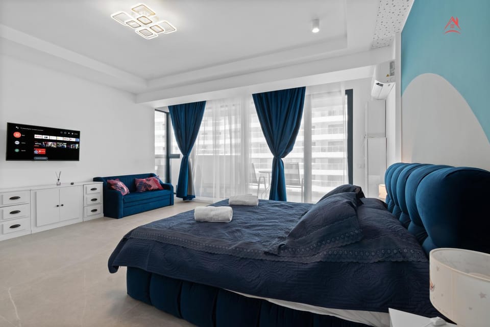 Bed, TV and multimedia, Living room, Photo of the whole room, Seating area, Bedroom, towels