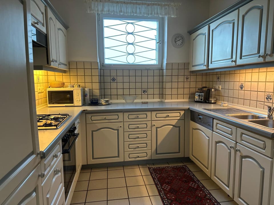 Coffee/tea facilities, Kitchen or kitchenette, dishwasher, microwave, stove